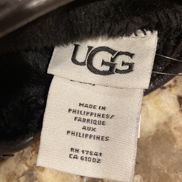 NWT UGG WRANGELL FAUX FUR LINED SMART GLOVES. PRICE IS FIRM - Picture 6 of 9